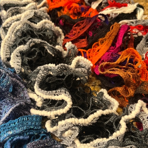 Colorful Ruffled Scarves Set - Picture 6 of 7